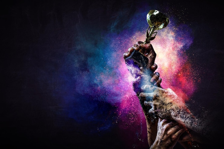 Foto mão segurando uma taça de troféu de ouro contra um fundo escuro. mídia mista