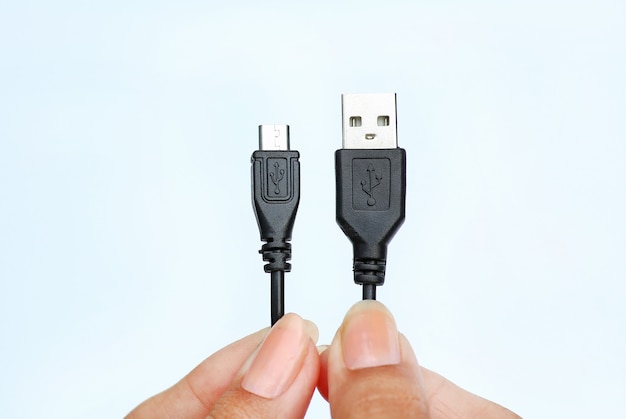 Mão, segurando, usb, para, micro, usb, cabo, branco, fundo