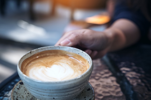 Mão, segurando, xícara café quente