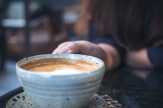 Mão, segurando, xícara café quente