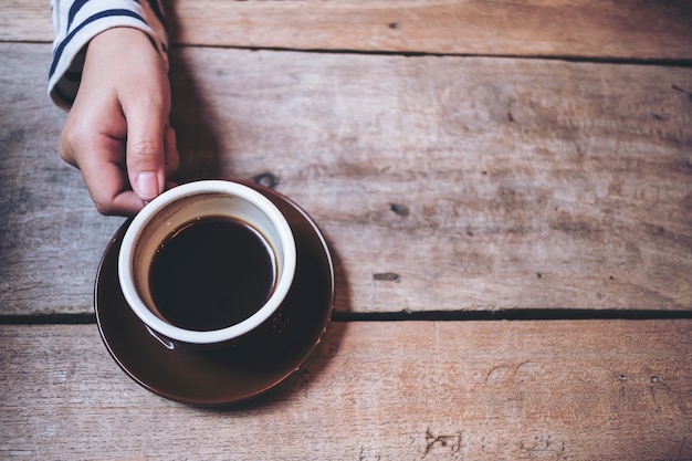 Mão, segurando, xícara café quente