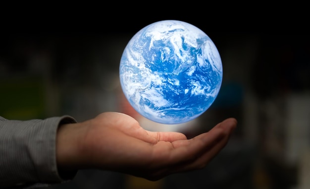 Mão segure a levitação do globo para a terra salvar o mundo