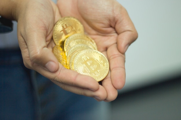 Foto mão segure bitcoin dinheiro futuro na mão da mulher. para a era futura e nova do dinheiro.