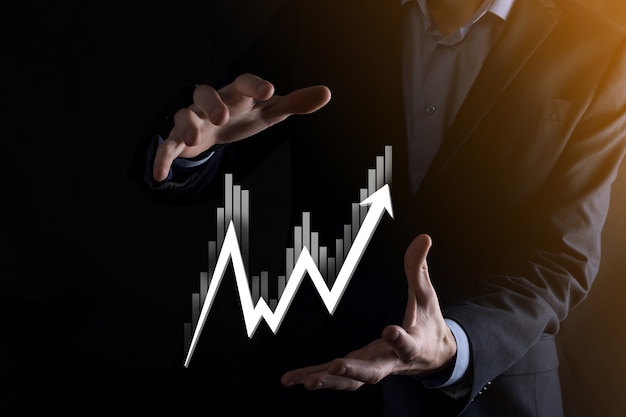 Mão segure dados de vendas e gráfico de gráfico de crescimento econômico. planejamento e estratégia de negócios. analisando a negociação de câmbio. financeiro e bancário. marketing digital de tecnologia. lucro e plano de crescimento.