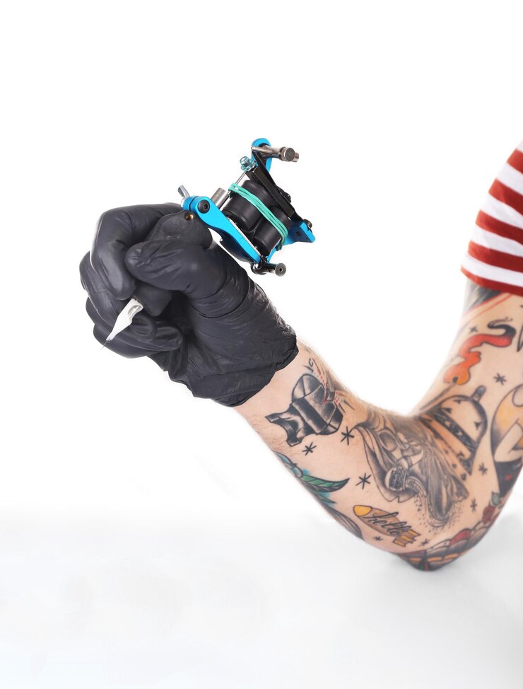 Foto mão tatuadora em luva preta com máquina de tatuagem isolada em fundo branco close-up