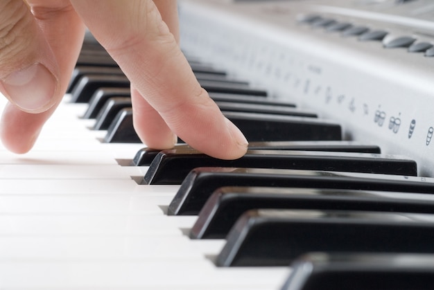 Mão tocando música no piano