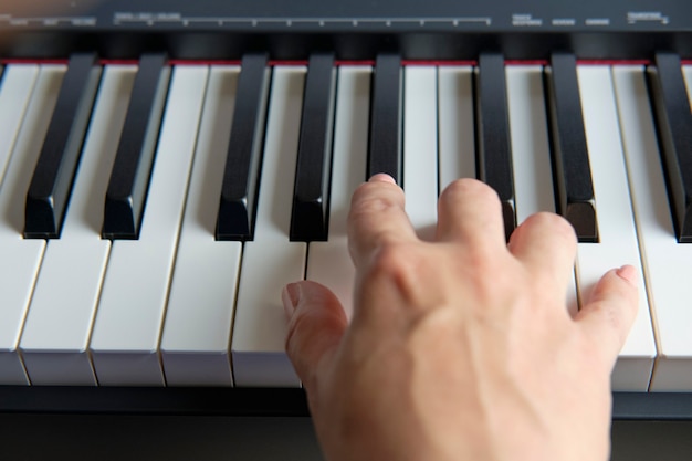 Foto mão tocando piano, fortopiano, sintetizador. close up das teclas do piano, parcialmente mostradas