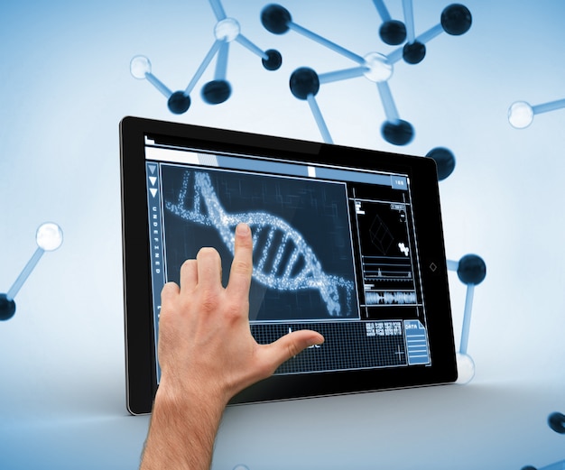 Mão tocando um adn em um tablet digital