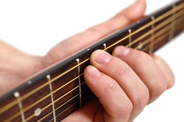 Mão tocando violão
