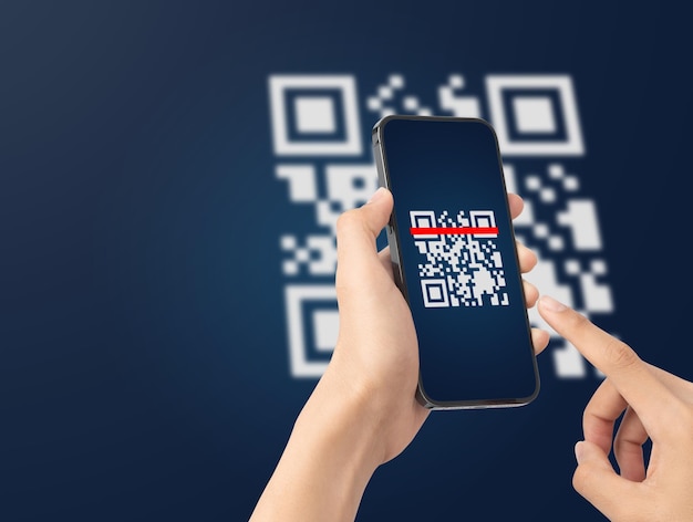 Mão usando a digitalização do smartphone móvel Código QR Leitor de código de barras Pagamento de código QR Tecnologia sem dinheiro Conceito de dinheiro digital