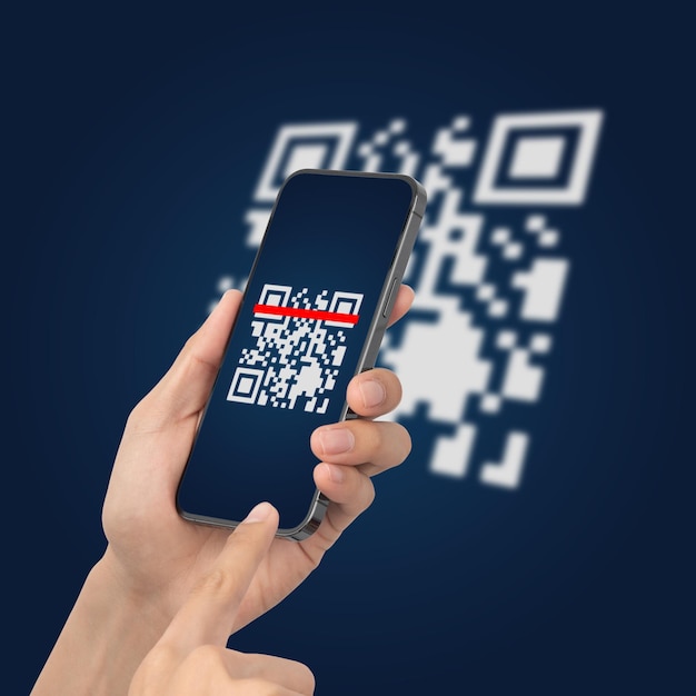 Mão usando a digitalização do smartphone móvel Código QR Leitor de código de barras Pagamento de código QR Tecnologia sem dinheiro Conceito de dinheiro digital