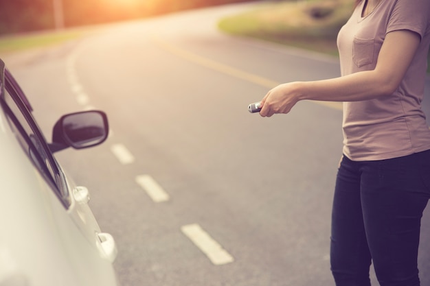 Mão, usando, remoto, tecla, para, destrancou, um, car