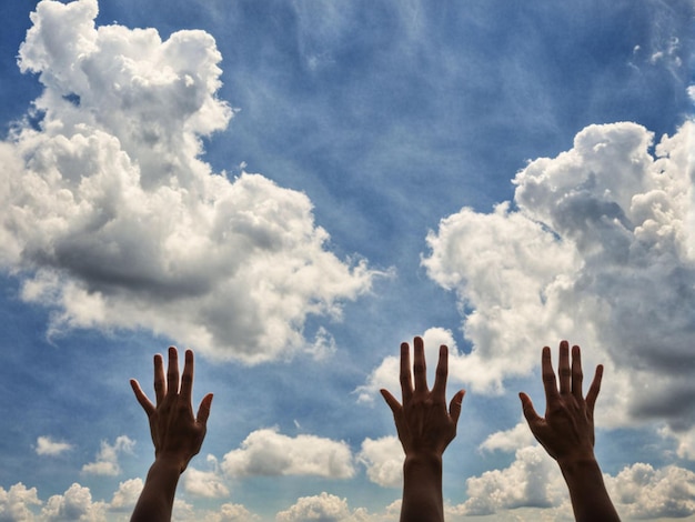 Foto mãos alcançando o céu céu esperança para o futuro