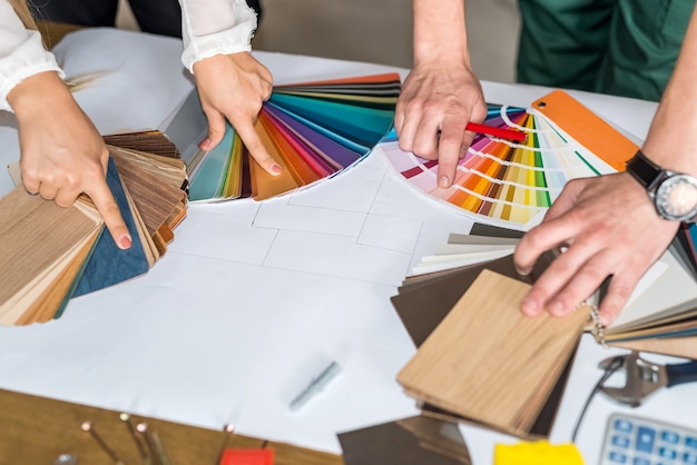 Mãos apontando em amostras de cores para renovação