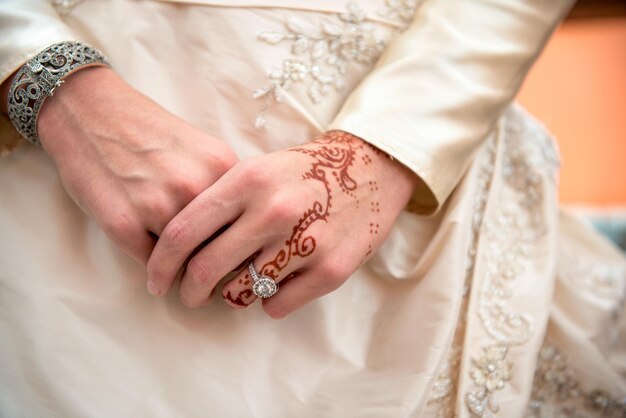 Foto mãos bonitas com mehndi