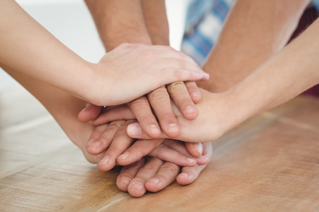 Mãos coladas de pessoas de negócios