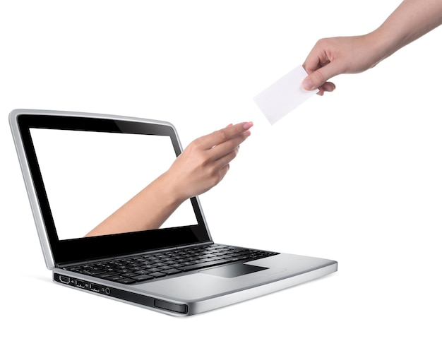 Mãos com cartão em branco e notebook