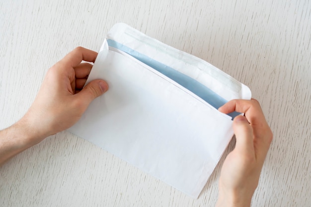 Mãos com envelope de papel prontas para enviar carta