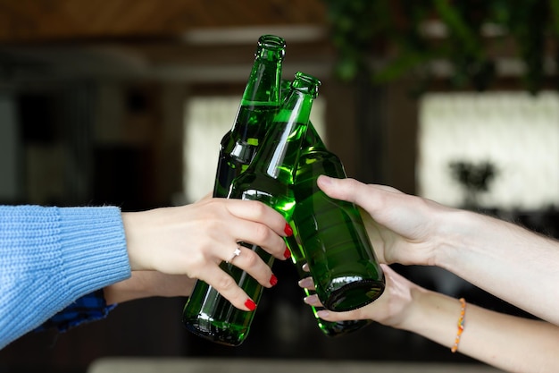 Mãos com garrafas de cerveja em closeup