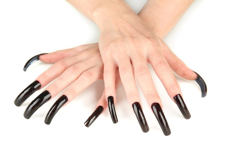 Foto mãos com manicure assustadora isoladas em branco