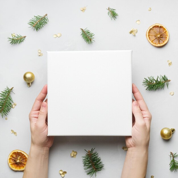 Mãos com tela em branco conceito de Natal