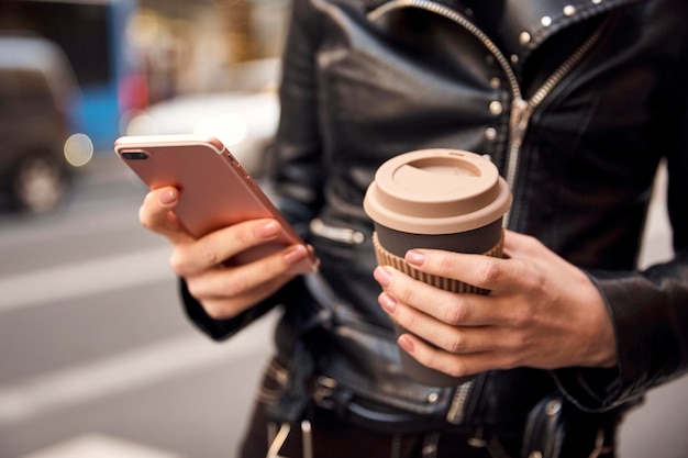 Mãos com telefone e caféfoto de perto