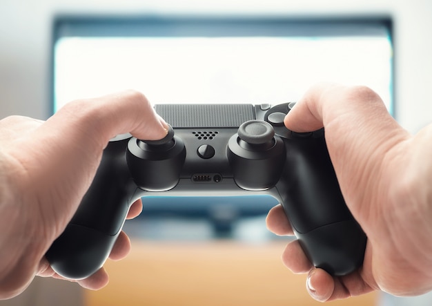 Mãos com um gamepad (visão em primeira pessoa)