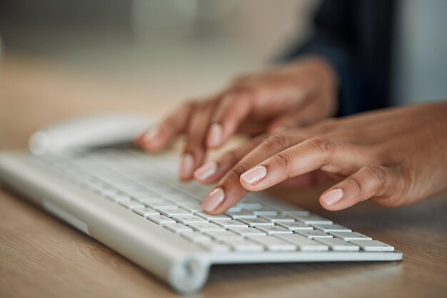 Mãos comerciante ou mulher digitando no computador trabalhando em e-mail ou projeto de pesquisa no teclado Teclado em closeup tading on-line ou trabalhador escrevendo relatório de blog e-mails ou artigos da internet revisão no escritório