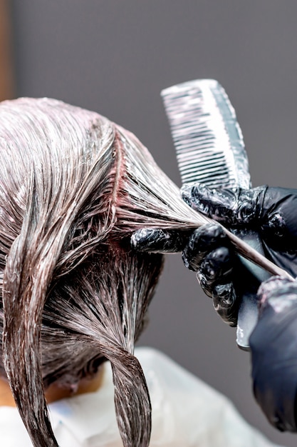 Mãos cores cabelo de mulher.