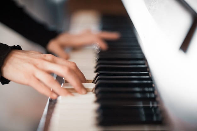 Mãos cortadas a tocar piano.