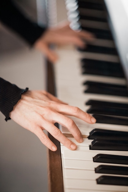 Mãos cortadas a tocar piano.