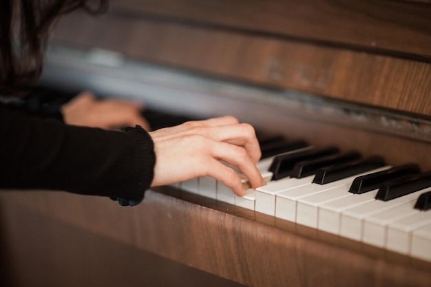 Mãos cortadas a tocar piano.