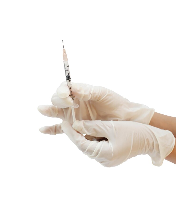 Foto mãos cortadas de médico segurando seringa contra fundo branco