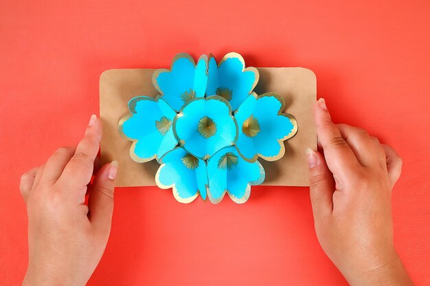 Foto mãos cortadas de mulher com produto artesanal na mesa