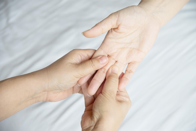 Mãos cortadas de mulher massagando cliente