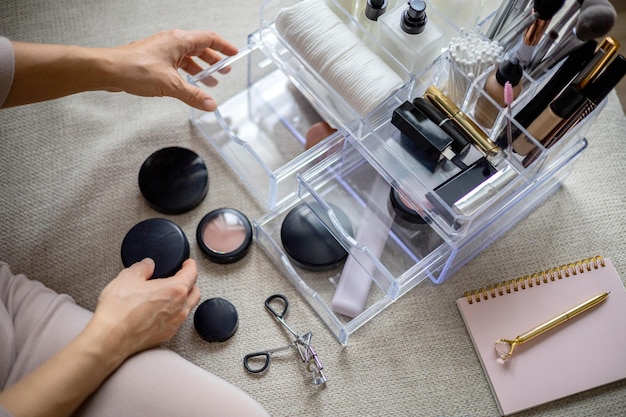 Foto mãos cortadas de mulher segurando equipamentos na mesa