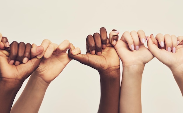 Foto mãos cortadas de mulher segurando pílulas contra fundo branco