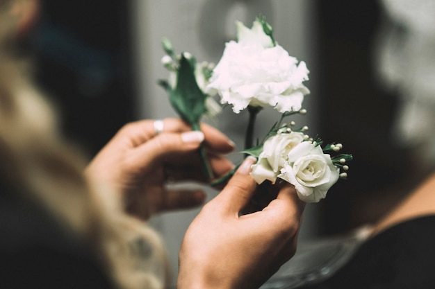 Mãos cortadas de mulher segurando rosas