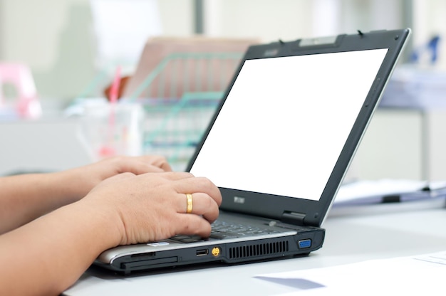 Foto mãos cortadas de mulher usando laptop na mesa