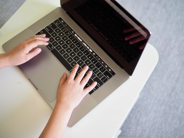 Foto mãos cortadas de mulher usando laptop