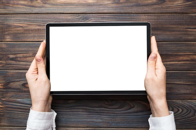 Mãos cortadas de mulher usando tablet digital na mesa