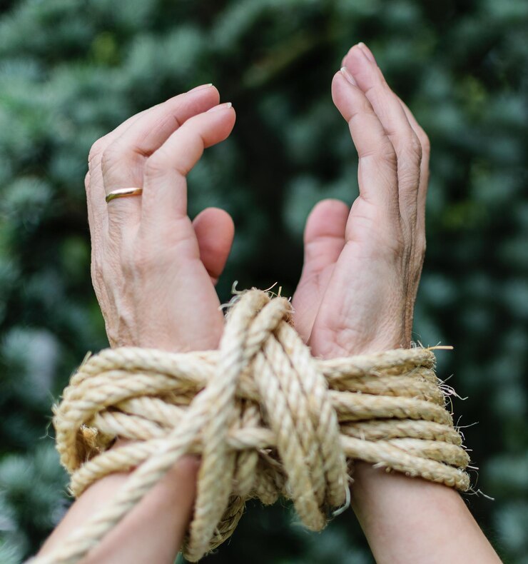 Foto mãos cortadas de pessoa amarrada com corda
