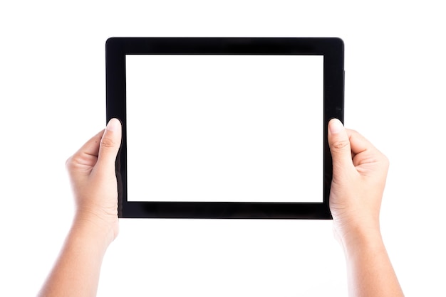 Mãos cortadas de pessoa segurando tablet digital contra fundo branco