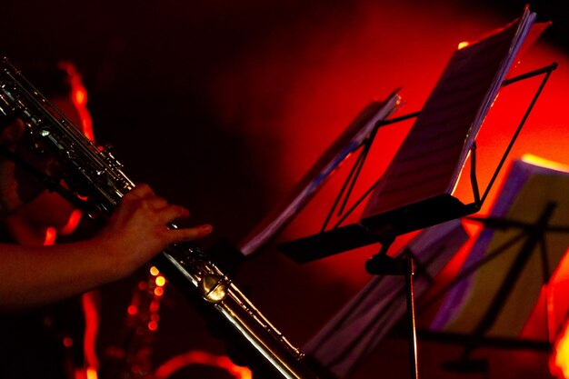 Foto mãos cortadas de pessoa tocando um instrumento musical