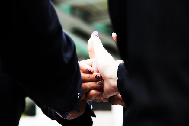 Mãos cortadas de pessoas de negócios a apertar as mãos.