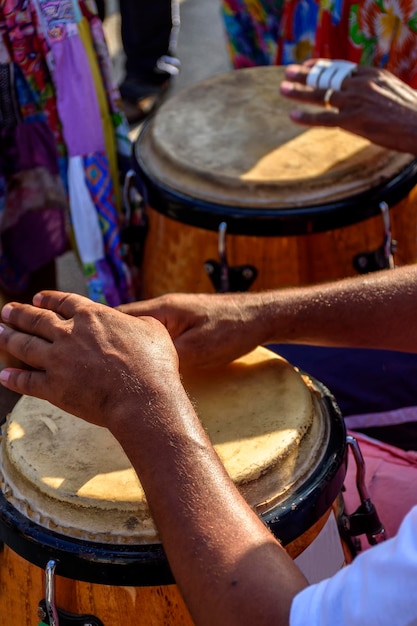 Foto mãos cortadas de pessoas tocando instrumentos musicais