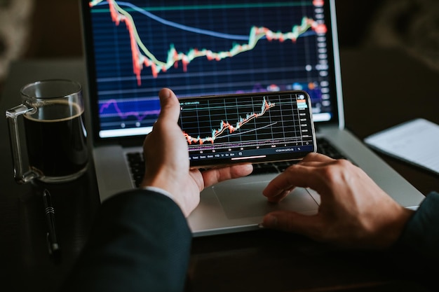 Mãos cortadas de um empresário segurando um smartphone