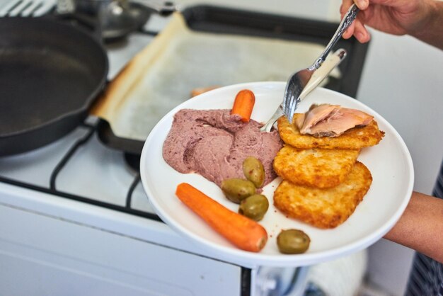 Foto mãos cortadas de um homem com carne num prato