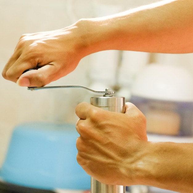 Foto mãos cortadas de um homem reparando equipamentos no banheiro