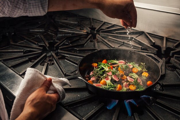 Foto mãos cortadas fazendo comida na cozinha em casa